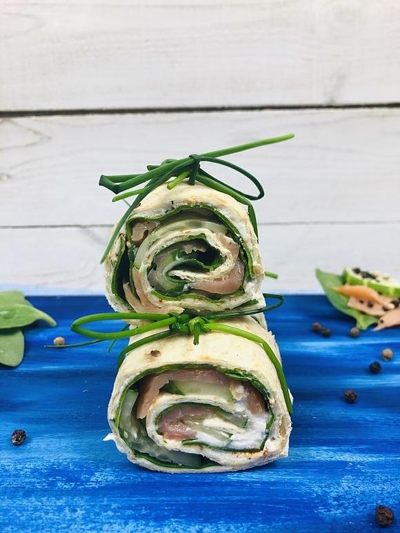 Mini wrapy z łososiem i szpinakiem