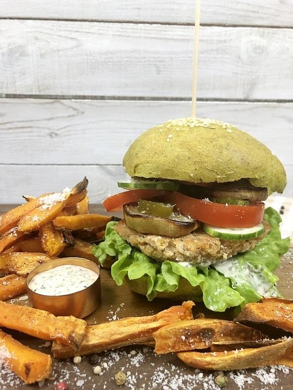 Wegetariański burger z ciecierzycy
