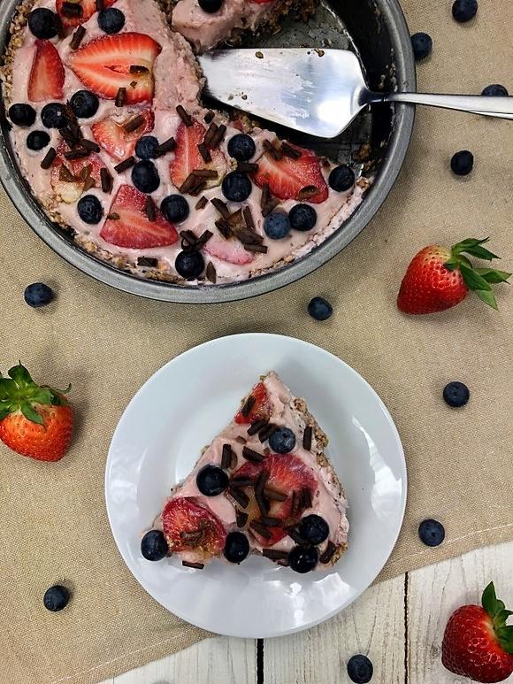 Fit ciasto z truskawkami i borówkami
