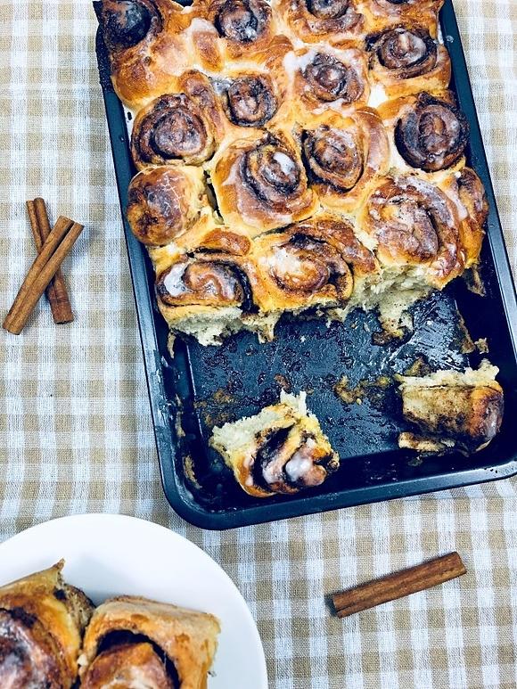 Cinnamon rolls - pyszne bułeczki cynamonowe z lukrem