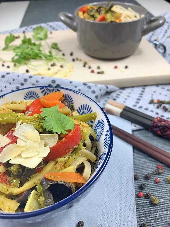 Makaron chow mein z kurczakiem i warzywami