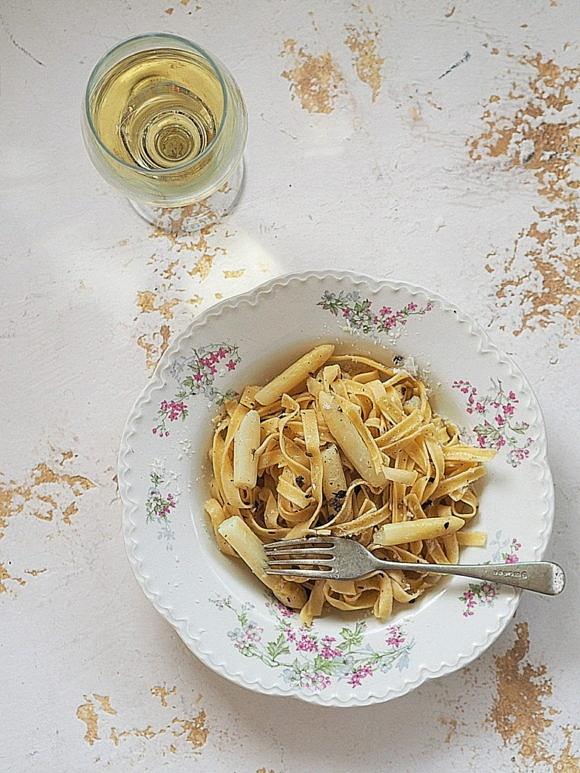 Tagliatelle z białymi szparagami, truflą i parmezanem