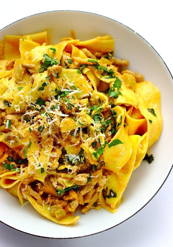 Makaron pappardelle z wieprzowiną i jarmużem w sosie pomidorowym