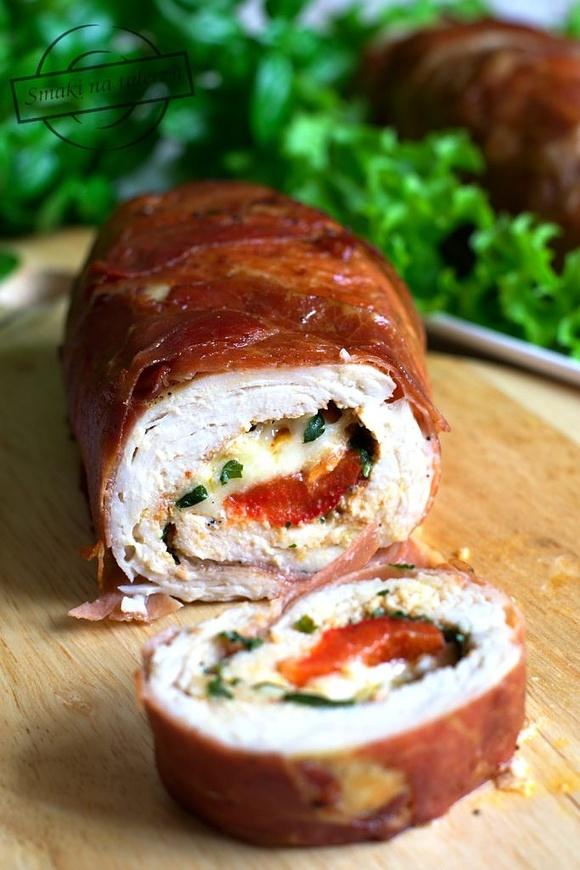 Roladki z kurczaka z papryką i mozzarellą w szynce parmeńskiej