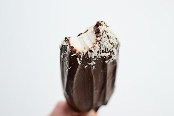 Domowe lody kokosowe na patyku z czekoladową polewą