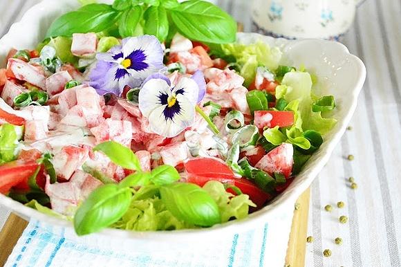 Sałata zielona z pomidorami i śmietaną do obiadu