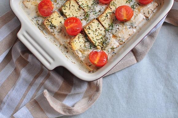 Ziołowe tofu zapiekane w sosie koperkowym