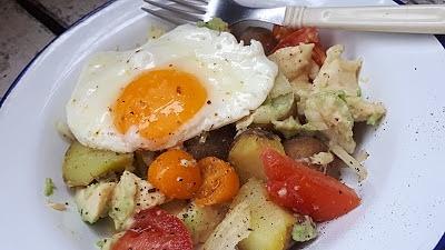 Sałatka z awokado i ziemniaków z jajkiem sadzonym
