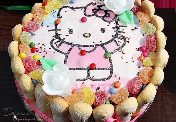Tort z opłatkiem i truskawkami na 2. urodziny Natalii.
