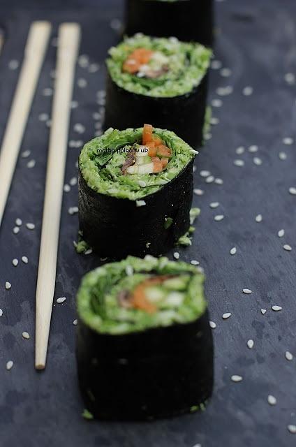 Sushi z brokułem, awokado i groszkiem