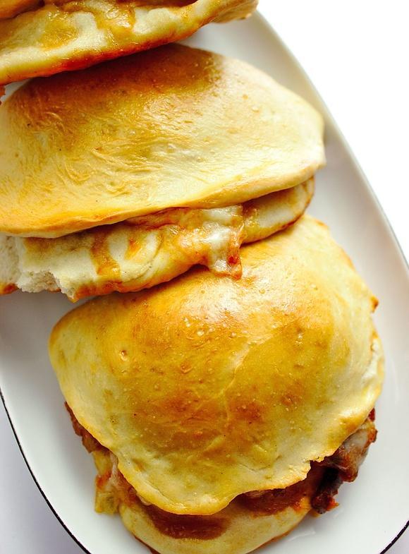 Calzone z mięsem mielonym i domowym sosem BBQ