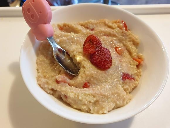 Kuskus z bananem i truskawkami - deser dla dzieci