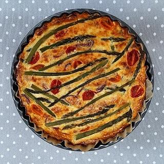Quiche ze szparagami, pomidorkami i czerwoną cebulką