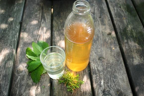 Syrop z melisy i tymianku na kaszel i letni upał