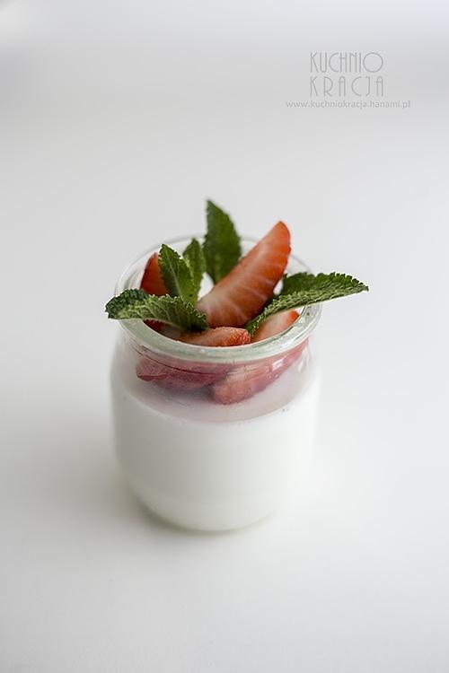 Panna cotta kokosowa z truskawkami