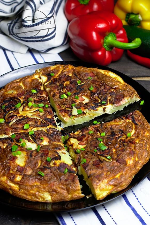 Omlet gospodarski z ziemniakami boczkiem i cebulką