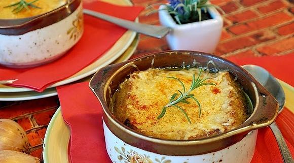 Pyszna zupa cebulowa