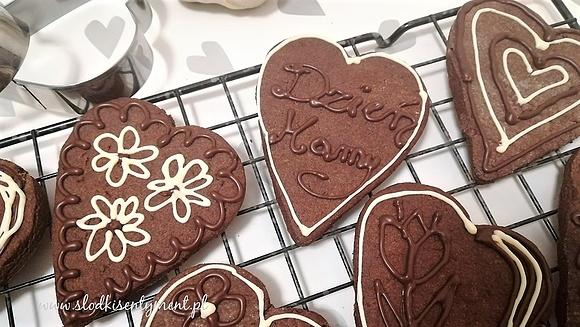Serduszka dla mamy - kruche ciasteczka z czekoladową dekoracją