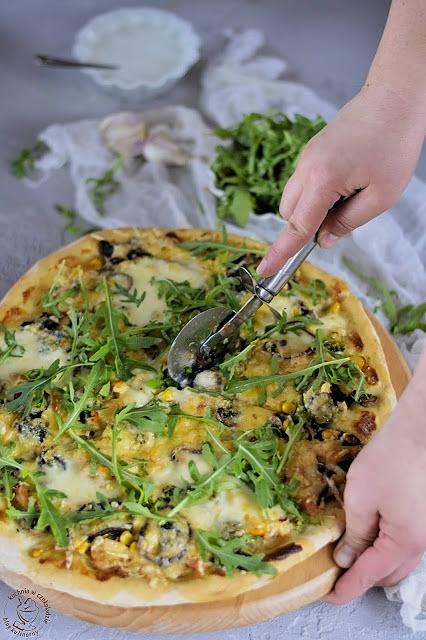 Pizza serowa na białym sosie