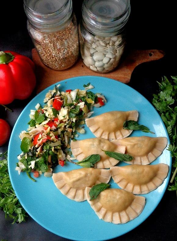 Orkiszowe ruskie z miętą wegańskie pierogi z ziemniakami, tofu i miętą