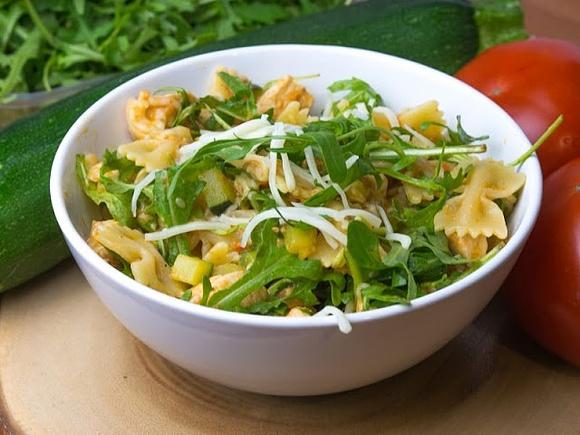 Makaron farfalle z czerwonym pesto, kurczakiem, cukinią i rukolą
