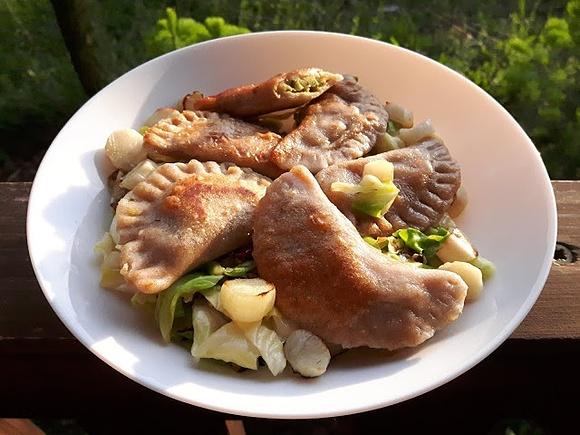 Pierogi z grochem i zieleniną wegańskie
