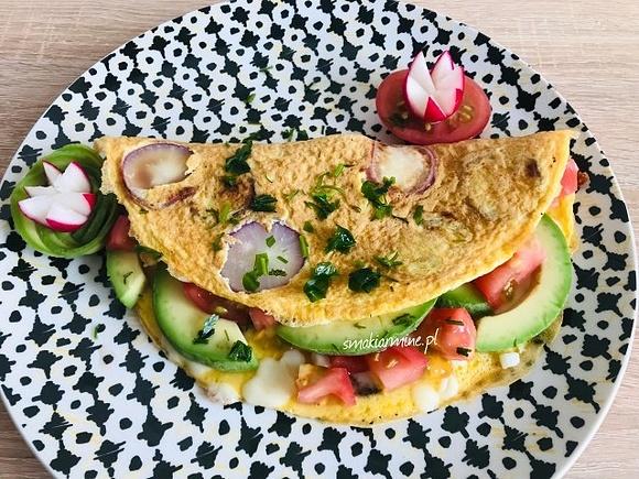 Omlet ze smażonymi rzodkiewkami i mozzarellą