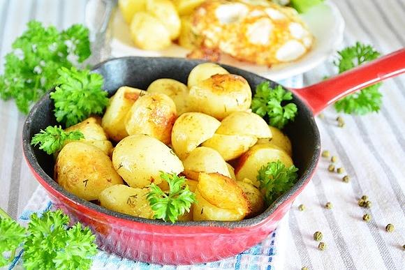Smażone młode ziemniaki z czosnkiem i tymiankiem