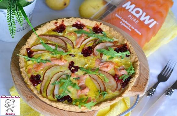 Quiche z wędzonym łososiem, serem pleśniowym i owocową nutą