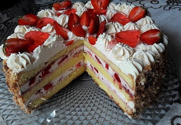 Tort śmietanowy z truskawkami