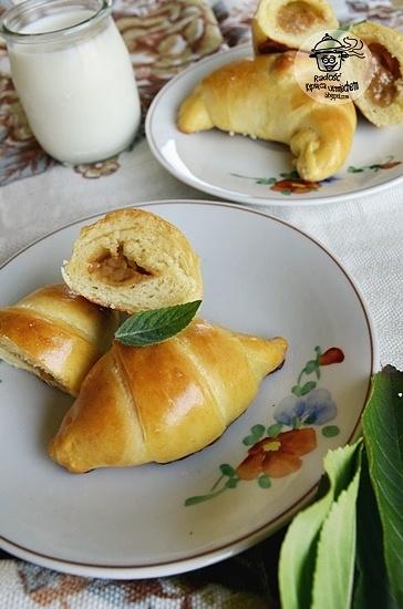 Rogaliki drożdżowe z nadzieniem karmelowym