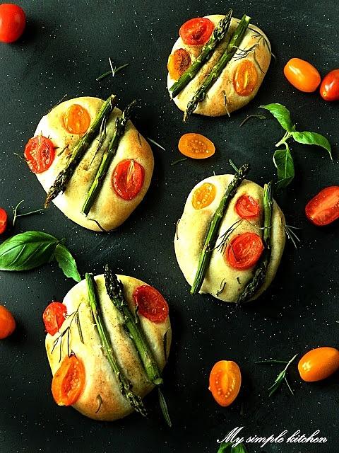 Focaccia ze szparagami, pomidorkami i rozmarynem