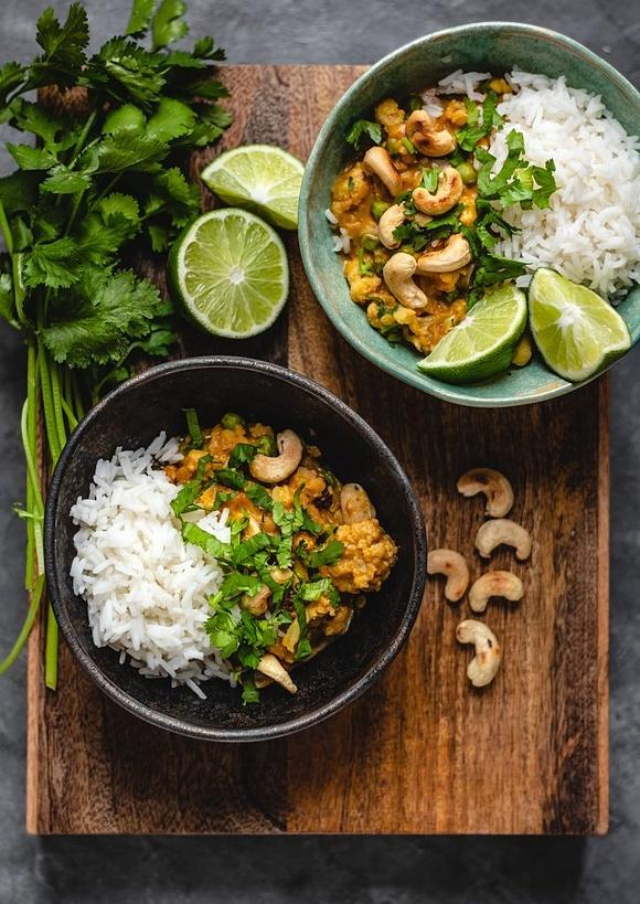 Curry z pieczonym kalafiorem i soczewicą