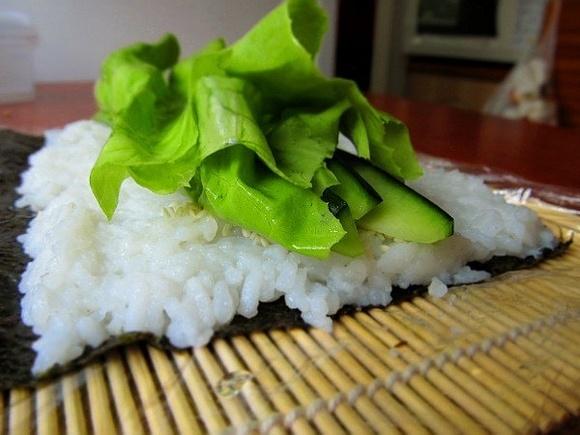Sushi z ogórkiem i sałatą wegańskie