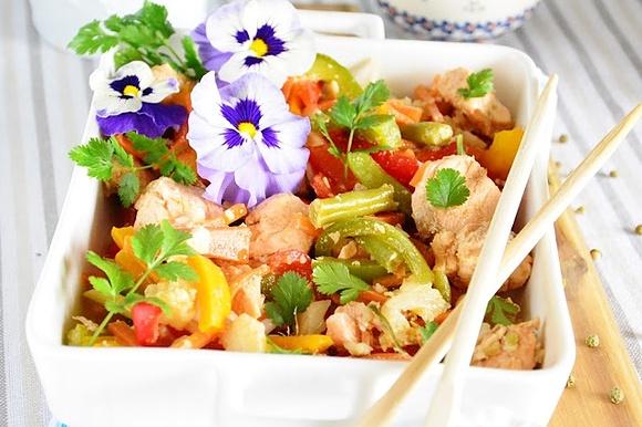 Łosoś smażony w wok cudowna potrawa warzywa obiad kolacja