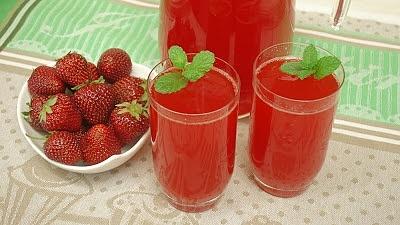 Kompot z truskawek i rabarbaru