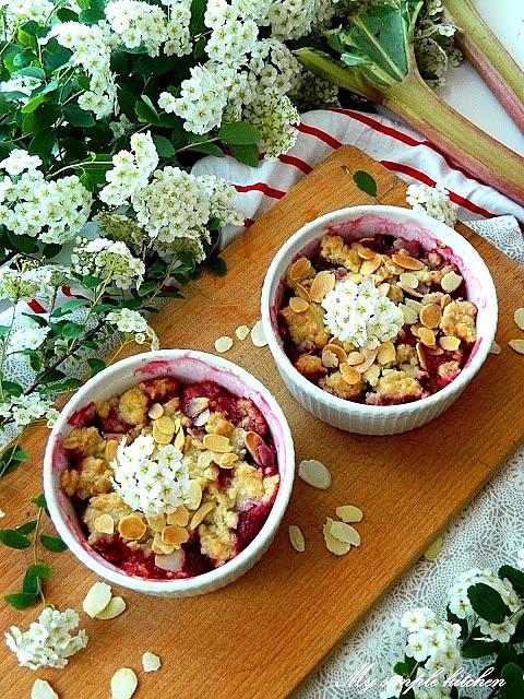 Owsiane crumble z rabarbarem i malinami