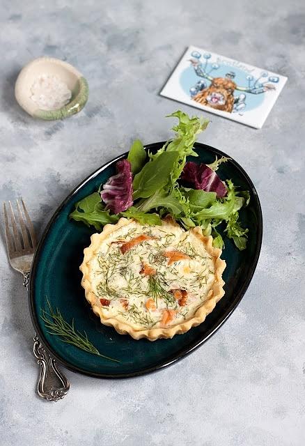 Tarteletki z wędzonym łososiem i koperkiem