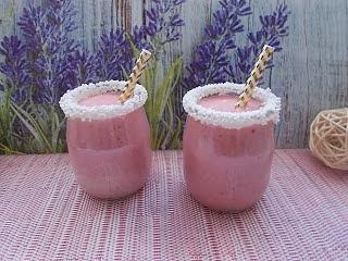Truskawkowy shake na mleku i lodach
