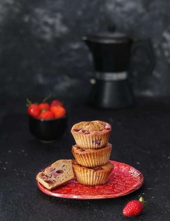 Muffinki bananowe z truskawkami