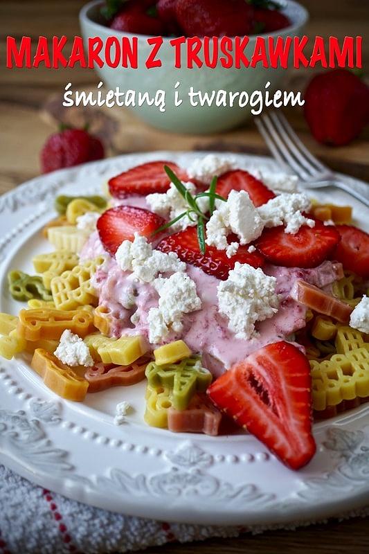 Makaron z truskawkami, śmietaną i twarogiem