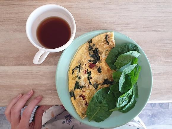 Omlet ze szpinakiem i suszonymi pomidorami
