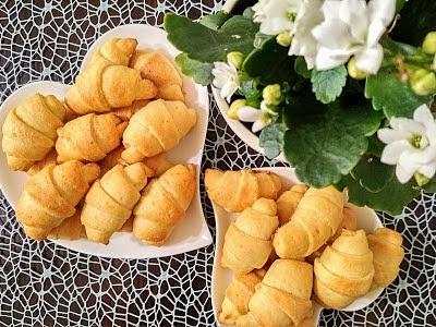 Rogaliki twarogowe z białą czekoladą
