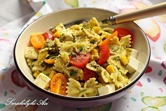 Sałatka makaronowa z zielonym pesto