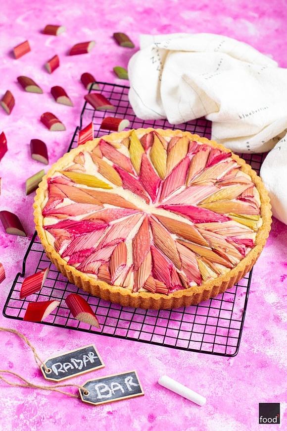 Tarta z budyniem i rabarbarem