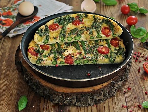 Bazyliowy omlet ze szparagami po włosku