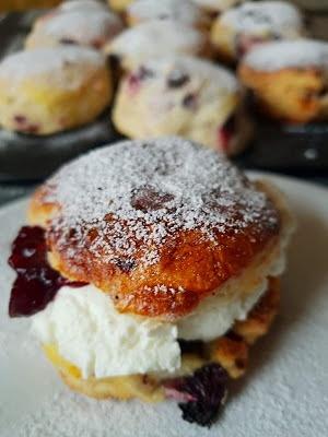 Najlepsze scones - proste i szybkie bułeczki