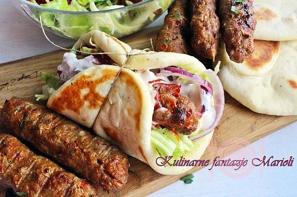 Szaszłyki kofta z plackami pita