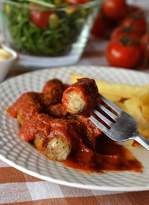 Currywurst - niemiecki fast food z kiełbasą i sosem curry