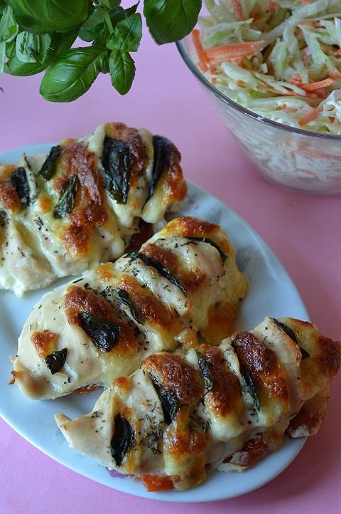 Kurczak Caprese z pomidorami, mozzarellą i bazylią